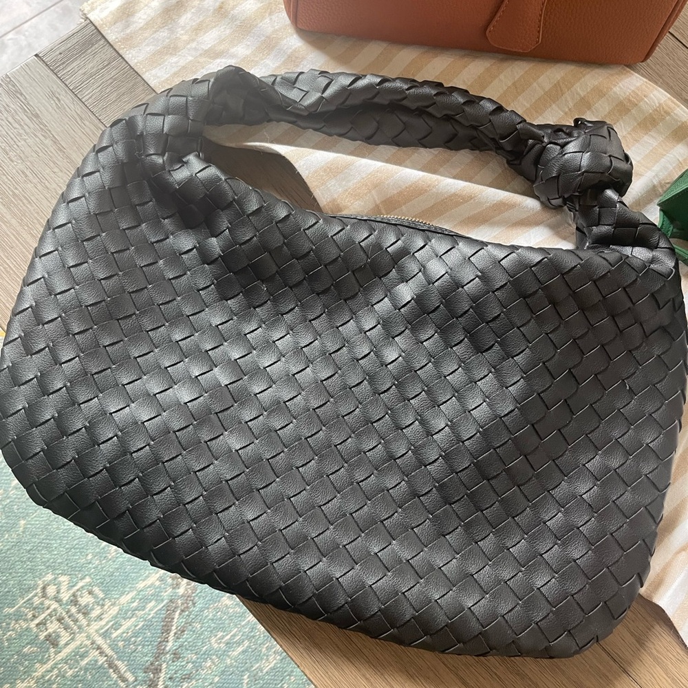 Elegant Black Woven Women's Bag - Picture 2 of 3